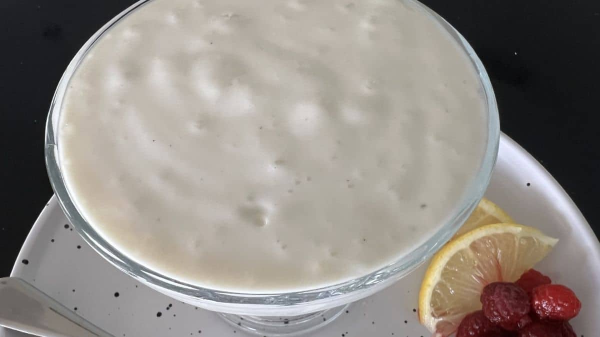 cheesecake mousse raspberries and lemon slices