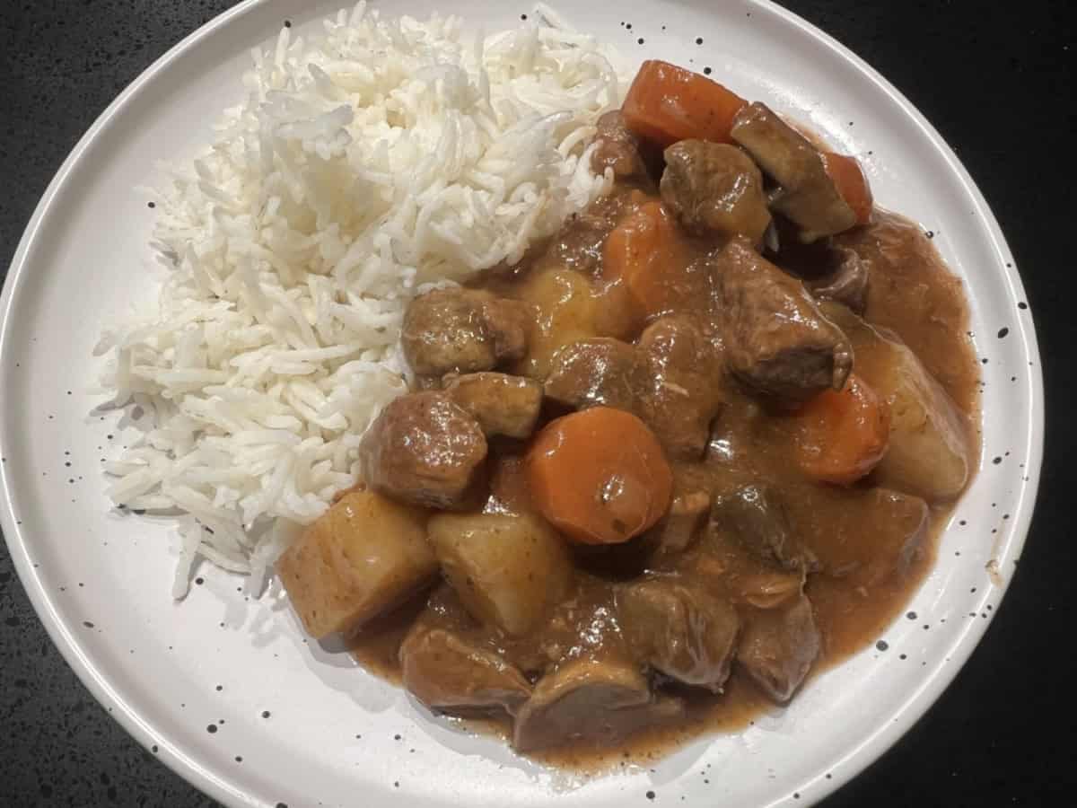 red wine and beef stew with steamed rice